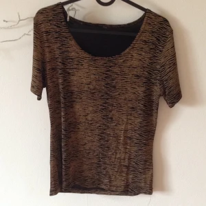  - Skön vintage-tröja i "fallande" material. Mönstret är i tiger. 