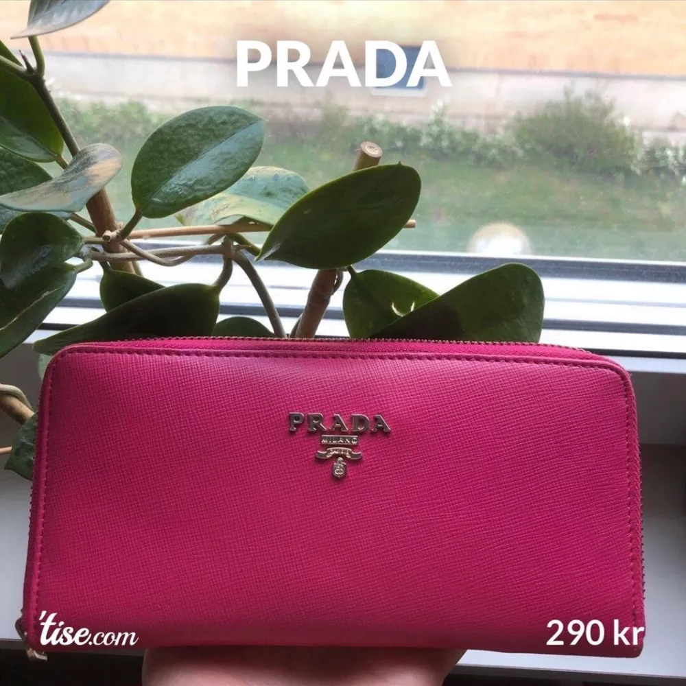 Plånbok i läderimitation från Prada Milano. Sparsamt använd men den är knappas använd. . Väskor.