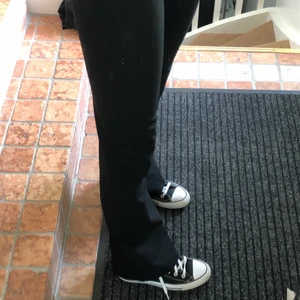 Byxor  - svarta vida kostymbyxor från zara, frakt ingår i priset 💜