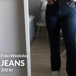 Raka högmidjade mörkblåa jeans. Använd fåtal gånger 🧡 storlek 28/32. 