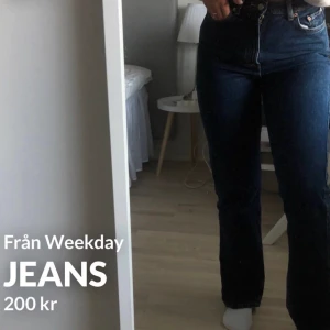 Jeans från Weekday - Raka högmidjade mörkblåa jeans. Använd fåtal gånger 🧡 storlek 28/32. 