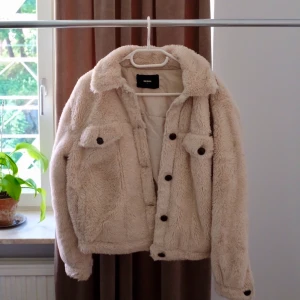 Pälsjacka - Jacka från BikBok i fakepäls. Originalpris 800kr. 