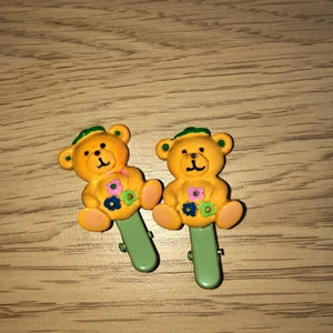 Söta hårklämmor🤩😁 - 2 stycken söta hårklämmor med björnar på💚sitter bra i håret och ramlar inte ner💛får ändå med en del hår💜Köpta i Danmark för ca 60kr💞frakt tillkommer, pris kan diskuteras😆