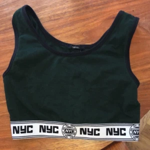 Mörkgrön top forever 21 S  - Säljer då jag inte använder. Den är nästintill helt oanvänd & i storlek S men passar mig som är XS. 🐊 Pris går att diskuteras. 