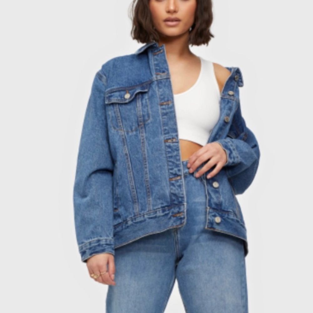Oversized jeansjacka från Missguided Petite. Säljer eftersom den inte kommer till användning längre. Köparen står för frakt🧡 Nypris 399kr. Jackor.