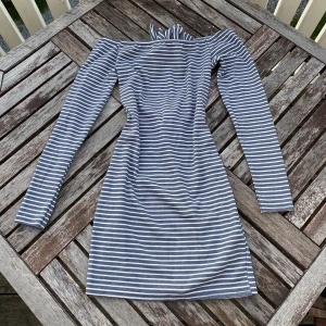 Ribbad klänning med öppen rygg - Knytning i ryggen och hur fin som helst, knappt använd tyvärr, lite ribbad i materialet. Öppen rygg