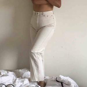 Beige/vita jeans från Weekday som jag endast har använt typ 7 gånger. Har klippt benen. Frakt ingår ej 🧚‍♀️