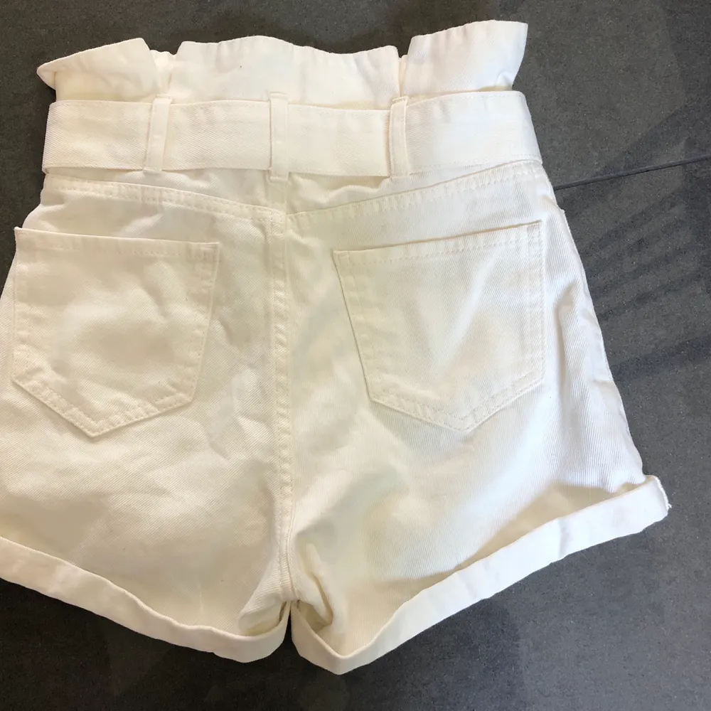Säljer dessa hömidjade shorts från Na-kd som är perfekta för sommaren. Sitter superfint och är i väldigt bra skick då dem inte har kommit till användning. Frakt tillkommer, pris kan diskuteras. 🌼. Shorts.