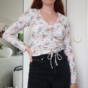 Blommig blus - Blommig blus, kan både passa S och M. +frakt