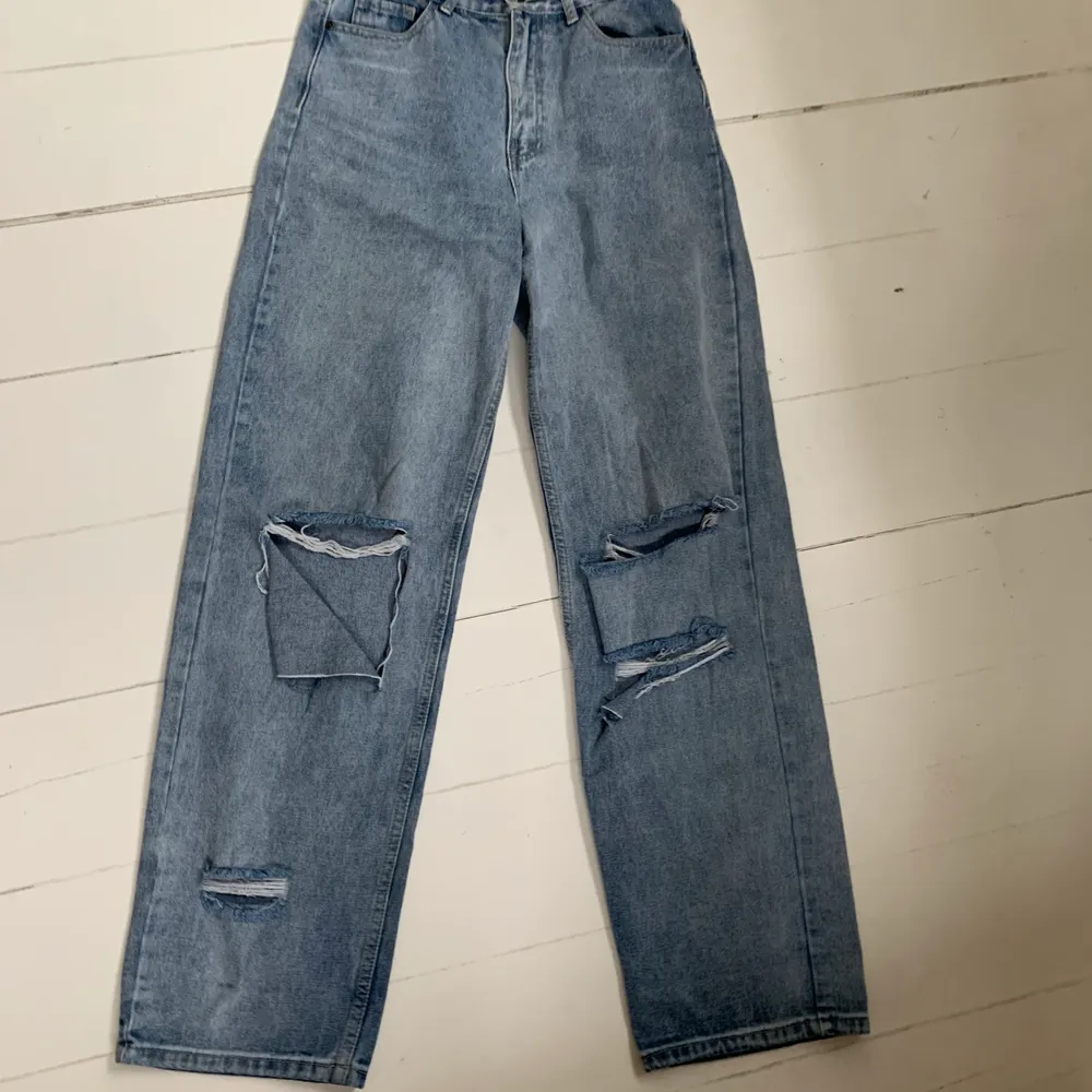 Superfina slutsålda och jätteeftertraktade boohoo jeans med hål. Jeansen är i en tall modell men fungerar trots att man är kortare då det funkar bra att vika upp de, alternativt enkelt att sy upp. Nypris låg  runt 500 & de är nästan oanvända. . Jeans & Byxor.