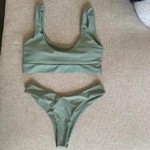 Grön bikini - Grön bikini från Zaful. Trosorna är höga i midjan. Säljer pga för liten för mig🦋 många intresserade, buda!!