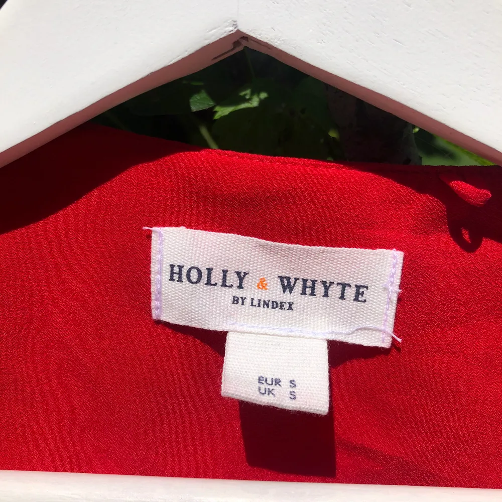 Gullig röd blus från Holly & Whyte i st. S. Använd 1 gång och är i jättefint skick, lite ostrykt på bilden bara. Säljer för 100kr, frakt tillkommer!❤️. Blusar.
