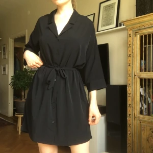 Blusklänning - Så fin klänning som tyvärr inte används. Storlek XS men passar definitivt en S och förmodligen en M också. Möts upp i Stockholm eller skickar mot frakt 💕