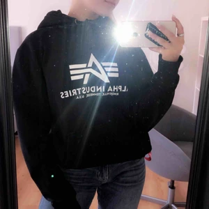 Alpha industries hoodie - En hoodie från alpha industries i storlek S, inköpt ny för 800kr. Lite oversized på mig som i vanliga fall har S, pga att den är i herrmodell.  Säljer för den inte kommer till användning längre☺️