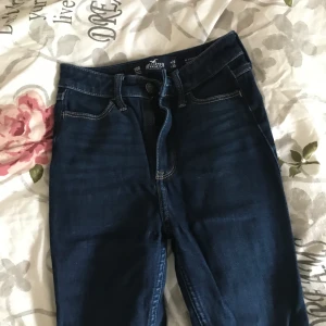 Snygga mörkblå hollister jeans  - Jätte sköna jeans i stretchiga material från hollister. Knappt använda så i jätte fint skick. Storleken är w24 l 30 men jag har själv klippt dem så att de passar l 28. Modellen är high waisted med jeggins stretch 