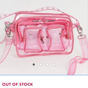  Nunoo väskan i rosa  - Slutsålda populära väskan från Nunoo. Den är rosa och genomskinlig! Nypris cirka 1100kr! Perfekt storlek💞 köparen står för frakt! 