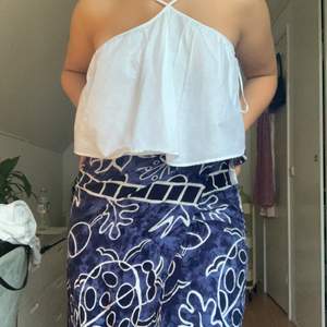Denna kjol är köpt second hand, materialet är som strandhandukar (sarrong) vilket är otroligt mjukt. Kjolen knyts i midjan för att reglera storleken. Rekommenderar till stranddagar!💙💙