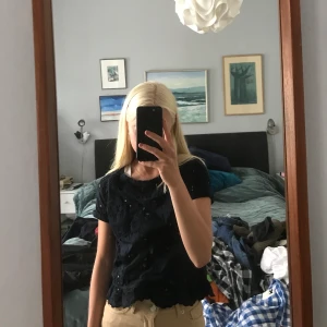 Söt topp från hollister - Säljer denna fina mörkblå topp från hollister då den inte kommer till användning. Den har en liten rosettdetalj, volang och en bröstficka. Jättefin att ha till ett par byxor om man ska vara lite finklädd. Kontakta vid intresse!💞