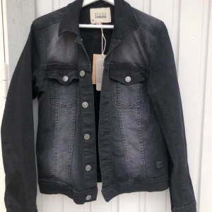Svart retro jeansjacka - En svart retro jeansjacka i storlek Medium. Jag är storlek S/XS och den sitter lite oversize på mig. 100 kr + frakt, helt oanvänd. Prislappar sitter kvar! Betalning sker via swish! 🦋