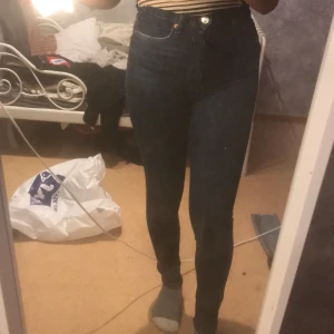 Jeans från ZARA - Oanvända jeans från zara tyvär finns lappen inte  kvar Men den är i jätte bra skick 
