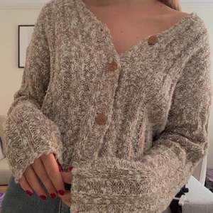 Stickad kardigan - Supermysig stickad kardigan med knappar framtill. Passar storlek xs-m