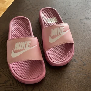 Nike tofflor - Coola tofflor från Nike. Knappt använda då de var för små redan vid köpet. Frakt tillkommer