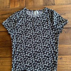 Asos topp  - Jätte fin topp från Asos med söta blommor på, toppen är i ett genomskinligt materiell. Använd någon gång och är i fint skick! 