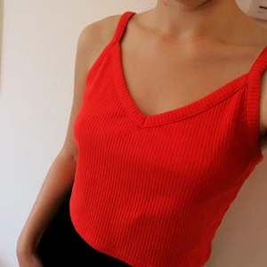 Linne Monki storlek M - Rött croppat sommarlinne från Monki i storlek M. 40 kr + frakt, kan även hämtas/ mötas upp i Gbg 🍓