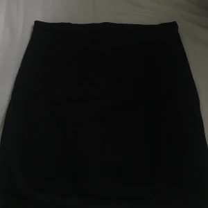 Kjol storlek s  - En svart kjol med spets längst ner storlek s