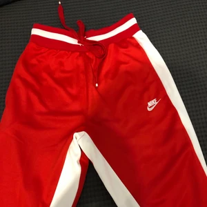 Nike dress - Använd exakt 1 gång men tröttnade på det, inga fläckar eller något på det. Ser exakt som ny ut. Säljer inte separat. Passar S och M och byxorna passar någon med säkert L för de har häng