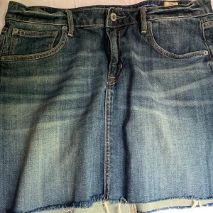 Jeanskjol i fint skick - Kanonfin jeanskjol, i princip oanvänd. 200inkl frakt