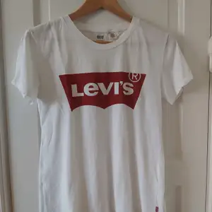 Klassisk vit t-shirt från Levi's. Använd fåtal gånger då det inte var min stil. Bra skick, inga hål eller fläckar.