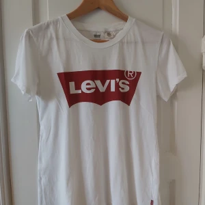 Levis t-shirt - Klassisk vit t-shirt från Levi's. Använd fåtal gånger då det inte var min stil. Bra skick, inga hål eller fläckar.