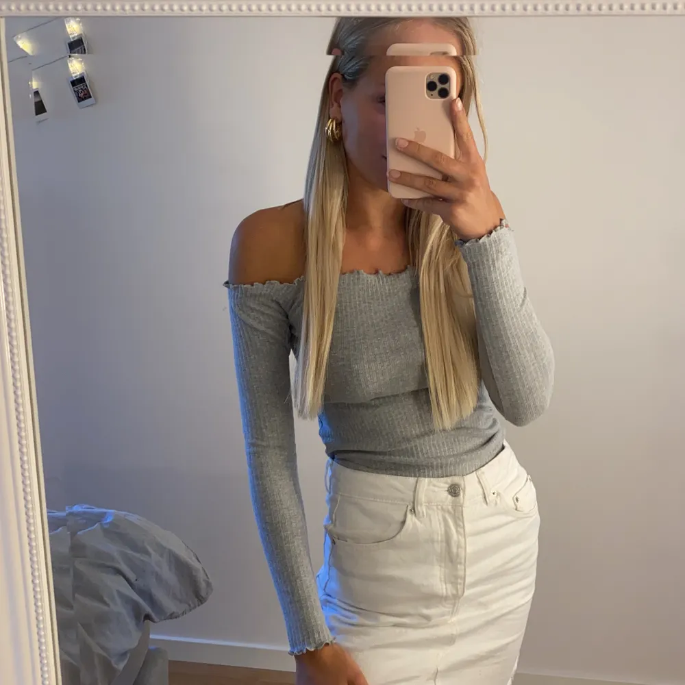 Off shoulder body från missguided i grå färg. Väldigt bra passform! Helt oanvänd med prislapp kvar! Är i storlek 36 frakt tillkommer. Toppar.