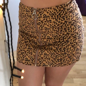 Leopard kjol med dragkedja - Fin kjol med dragkedja, dragkedjan går att dra ner hela vägen 