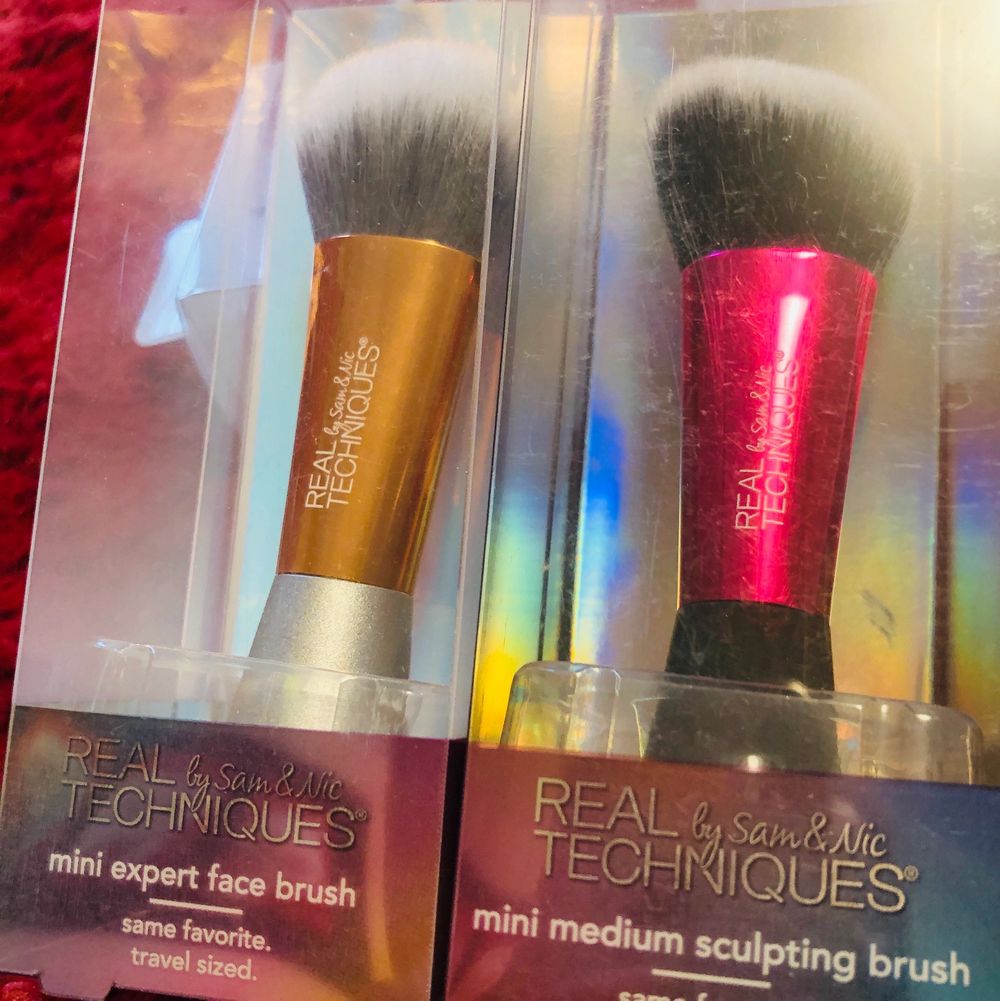 Mini face brushes by Real Techniques, easy to bring on your pouch in everywhere you are!!! 👜👱🏻‍♀️🎀 Just only 120 for 2sets!!! 🦋🦋🦋. Accessoarer.