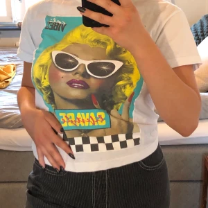 Madonna t-shirt - T-shirt med Madonna tryck! Varsamt använd och därmed i bra skick! 🧚‍♀️ frakt tillkommer