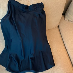 Mörkblå sidenkjol hm - Mörkblå midi sidenkjol från hm