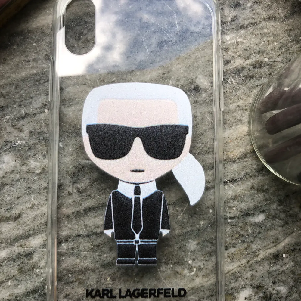 Transparent Iphoneskal med fake Karl Lagerfeldt logga. 20kr+frakt. Accessoarer.