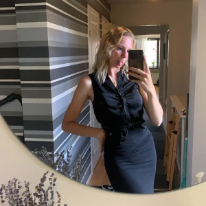 Tröja -  Ett linne med svart framsida samt svart när i ryggen superfin från Bikbok.