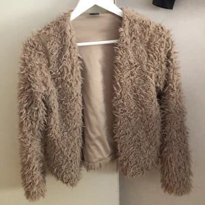 Päls jacka - En päls jacka i storleken S. Plus köparen står för frakten😊