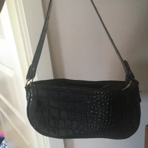 Asos ❤️ - Säljer min ursnygga väska från asos, köpt här på Plick men använder inte längre 💖 frakt tillkommer