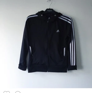  - Adidas tröja 