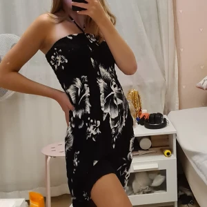 Klänning  - Otroligt fin klänning som är i nyskick. Går till knäna på mig och är jätte stretchig i materialet då den passar dem flesta storlekarna❤man knyter den runt halsen då man också kan välja hur lös knut man vill göra eller hård❤köparen står för frakten