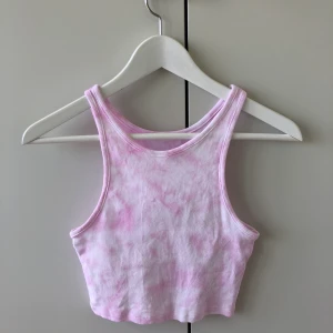 Tie dye färgat linne 8 - Ett supersnyggt tie-dye färgat linne i en croppad modell. Har aldrig använt så det är nyskick. Frakt tillkommer på 22kr. Eftersom dessa linnen är väldigt populära och många vill köpa är det viktigt att man kan swisha direkt! :) 