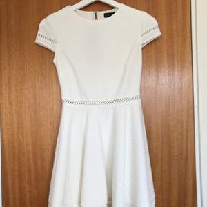 Jätte fin vit klänning från märket city studios som jag köpt i usa för nypriset 700kr. Ändast använd en gång (under min konfirmation). Klänningen är i amerikans storlek 0 vilket motsvarar 32-34. Priset går att diskutera 