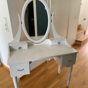 Sminkbord - Sött ärvt sminkbord. Funkar lika bra som skrivbord. Köparen kan hämta bordet hemma hos mig. 