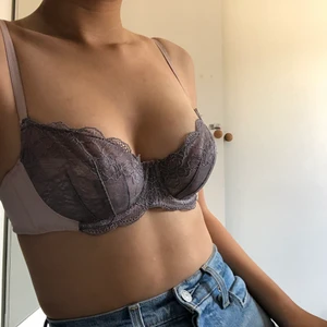 Vintage bralette  - Sötaste braletten i ljusrosa och grå spets i oanvänt skick! Fraktkostnaden är 22kr men vid köp av flera plagg kan paketpris ordnas😉