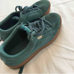 Puma sneakers - Gröna puma sneakers i mycket gott skick! Näst intill oanvända. Priset går att diskutera🥰
