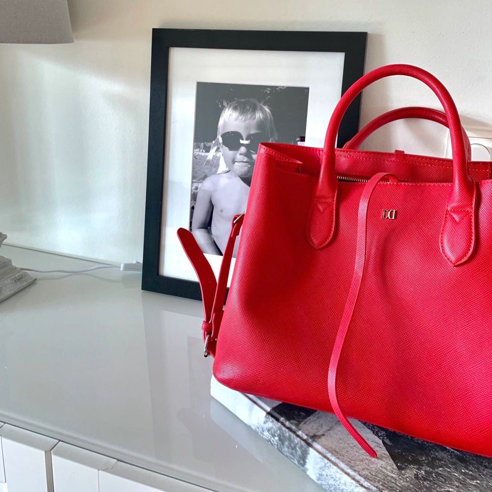 Säljer denna sjukt snygga röda handväska då den tyvärr inte blivit använd på ett tag. Den är köpt på accent för två år sedan och använd högst 10 gånger i nyskick!  Fler bilder kan skickas på förfrågan. (Köparen står för frakt). Väskor.
